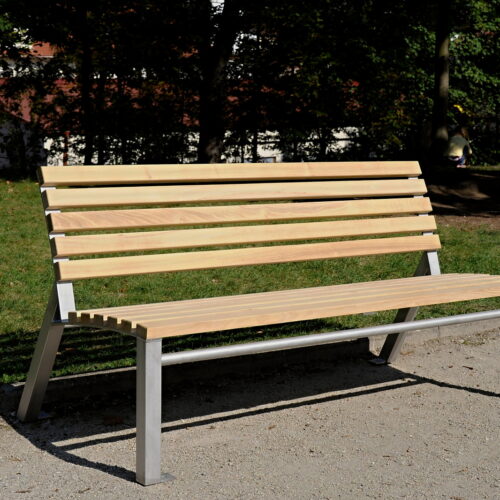 Parkbank One 10 Deze klassieke tuinbank combineert uitstekend zitcomfort met hoge weerstand tegen intensief gebruik in openbare parken en tuinen.